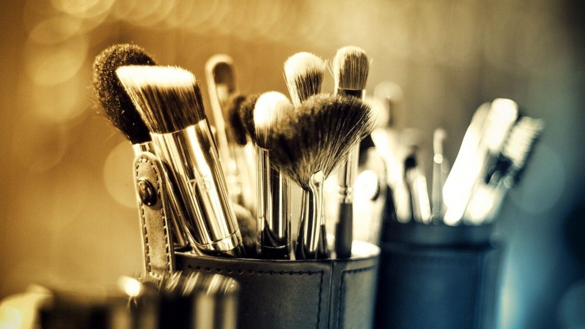 Cómo limpiar brochas de maquillaje: trucos y consejos – L' Espace de la  Beauté
